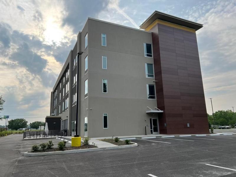 La Quinta Inn & Suites By Wyndham Manchester - Arnold Afb Exterior photo