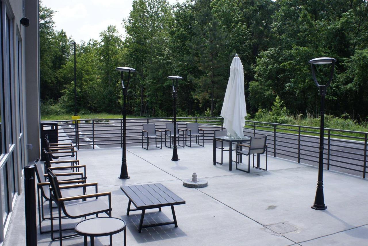La Quinta Inn & Suites By Wyndham Manchester - Arnold Afb Exterior photo